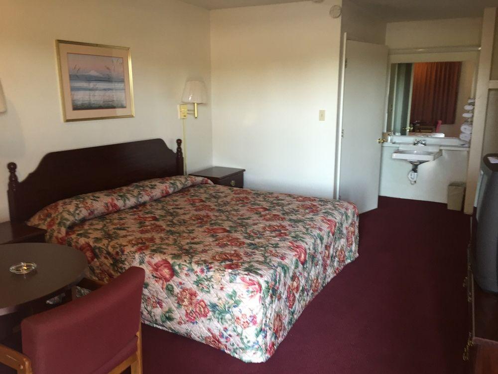 Economy Inn St. James Екстериор снимка