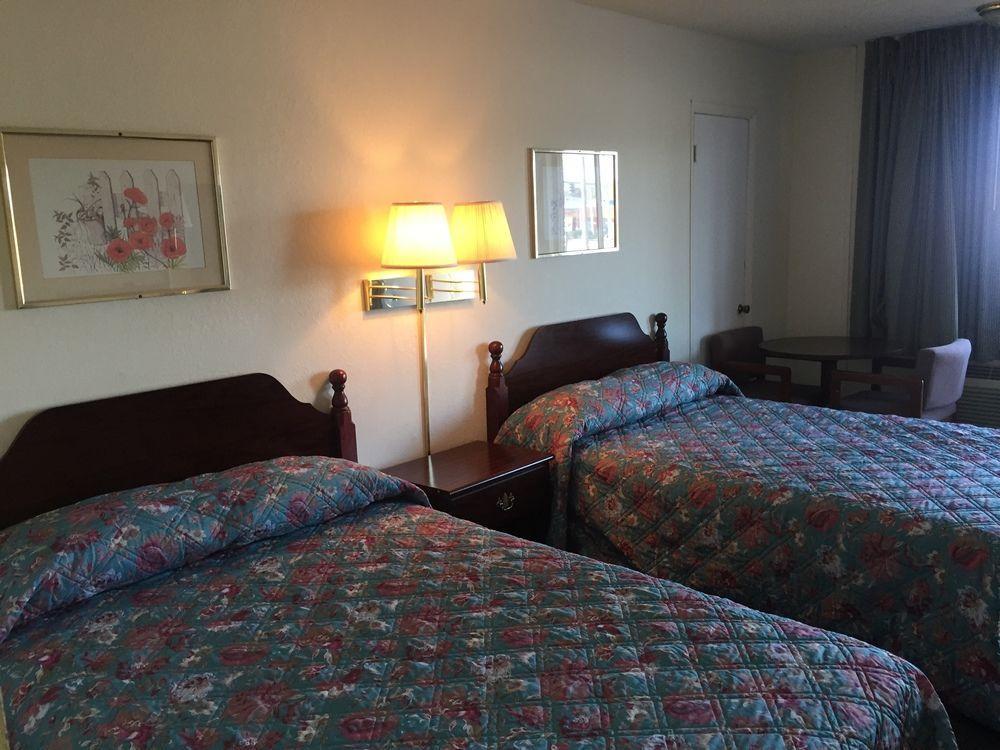 Economy Inn St. James Екстериор снимка
