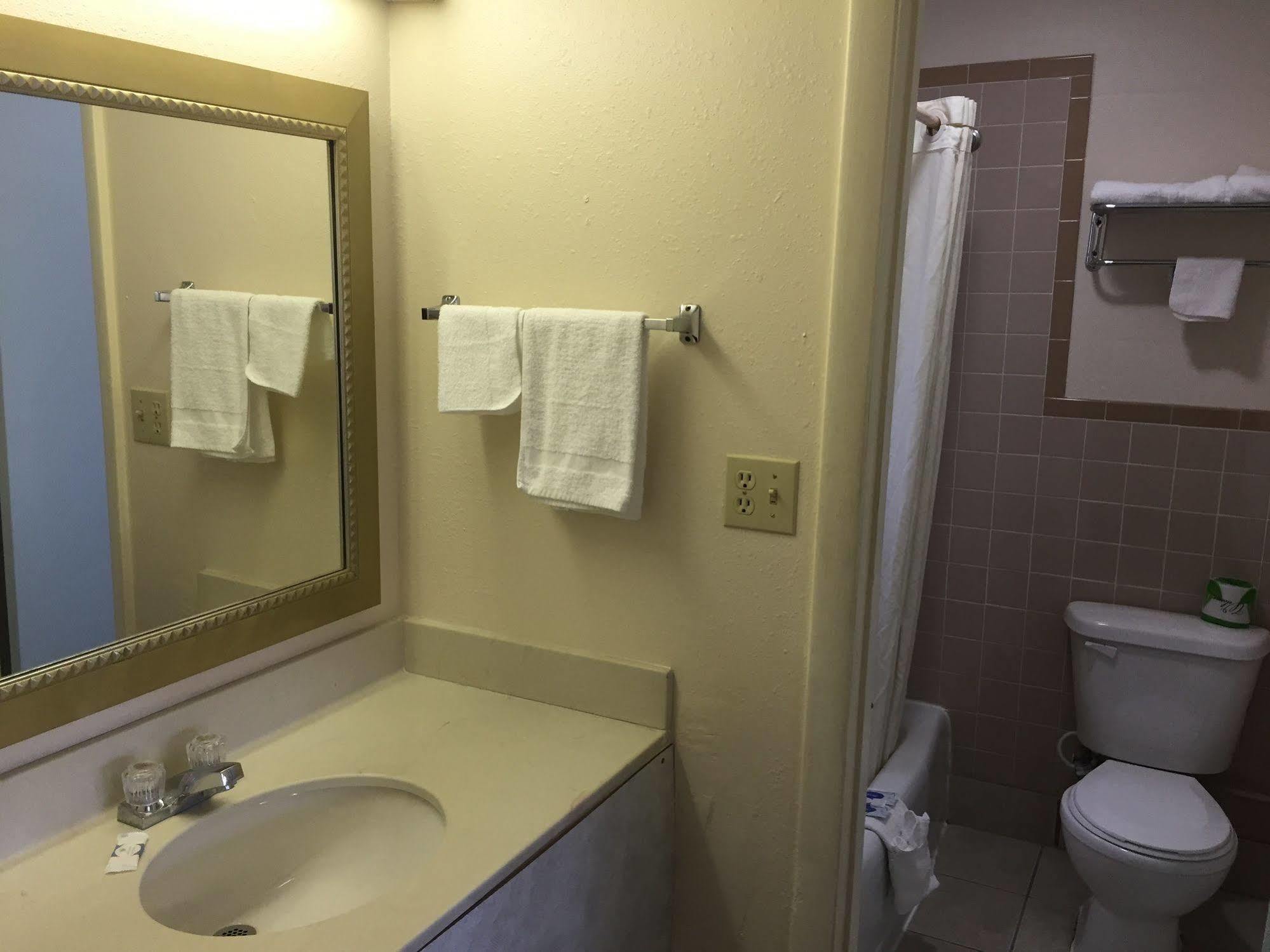 Economy Inn St. James Екстериор снимка